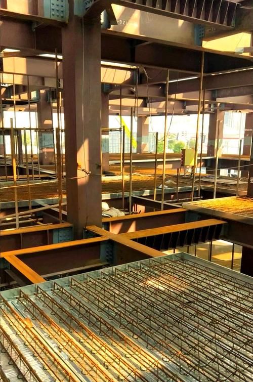 給我一些鋼筋桁架結構施工的圖片（給我一些鋼筋桁架結構施工圖片,我?guī)湍阏伊艘恍╀摻铊旒芙Y構施工的圖片） 行業(yè)新聞 第10張