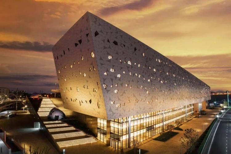 給我一些鋼構(gòu)幕墻的案例圖片（給我一些鋼構(gòu)幕墻的案例圖片共參考2篇資料,我這就給你找?guī)讉€(gè)典型的鋼構(gòu)幕墻案例） 行業(yè)新聞 第26張