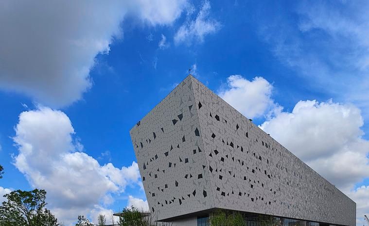 給我一些鋼構(gòu)幕墻的案例圖片（給我一些鋼構(gòu)幕墻的案例圖片共參考2篇資料,我這就給你找?guī)讉€(gè)典型的鋼構(gòu)幕墻案例） 行業(yè)新聞 第28張