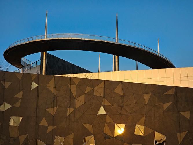 給我一些鋼構(gòu)幕墻的案例圖片（給我一些鋼構(gòu)幕墻的案例圖片共參考2篇資料,我這就給你找?guī)讉€(gè)典型的鋼構(gòu)幕墻案例） 行業(yè)新聞 第36張