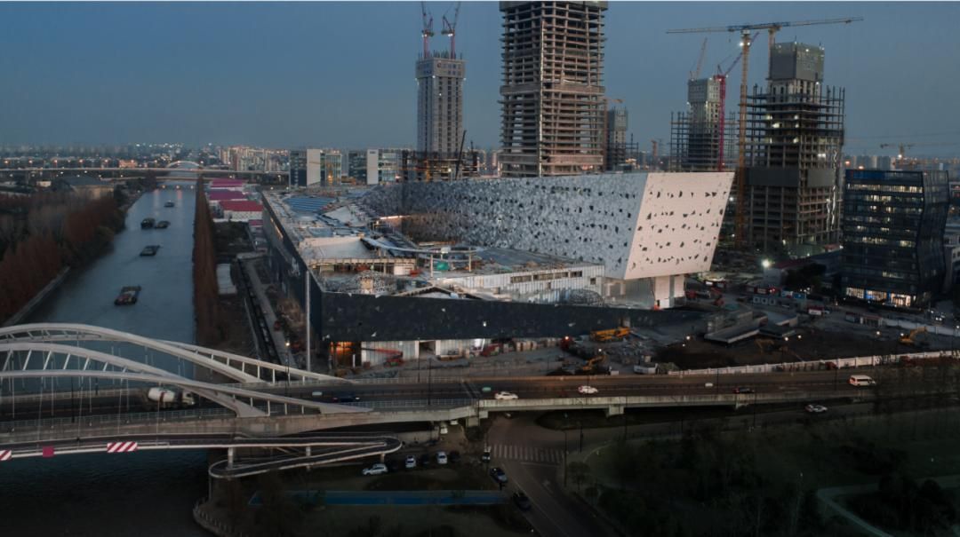 給我一些鋼構(gòu)幕墻的案例圖片（給我一些鋼構(gòu)幕墻的案例圖片共參考2篇資料,我這就給你找?guī)讉€(gè)典型的鋼構(gòu)幕墻案例） 行業(yè)新聞 第38張