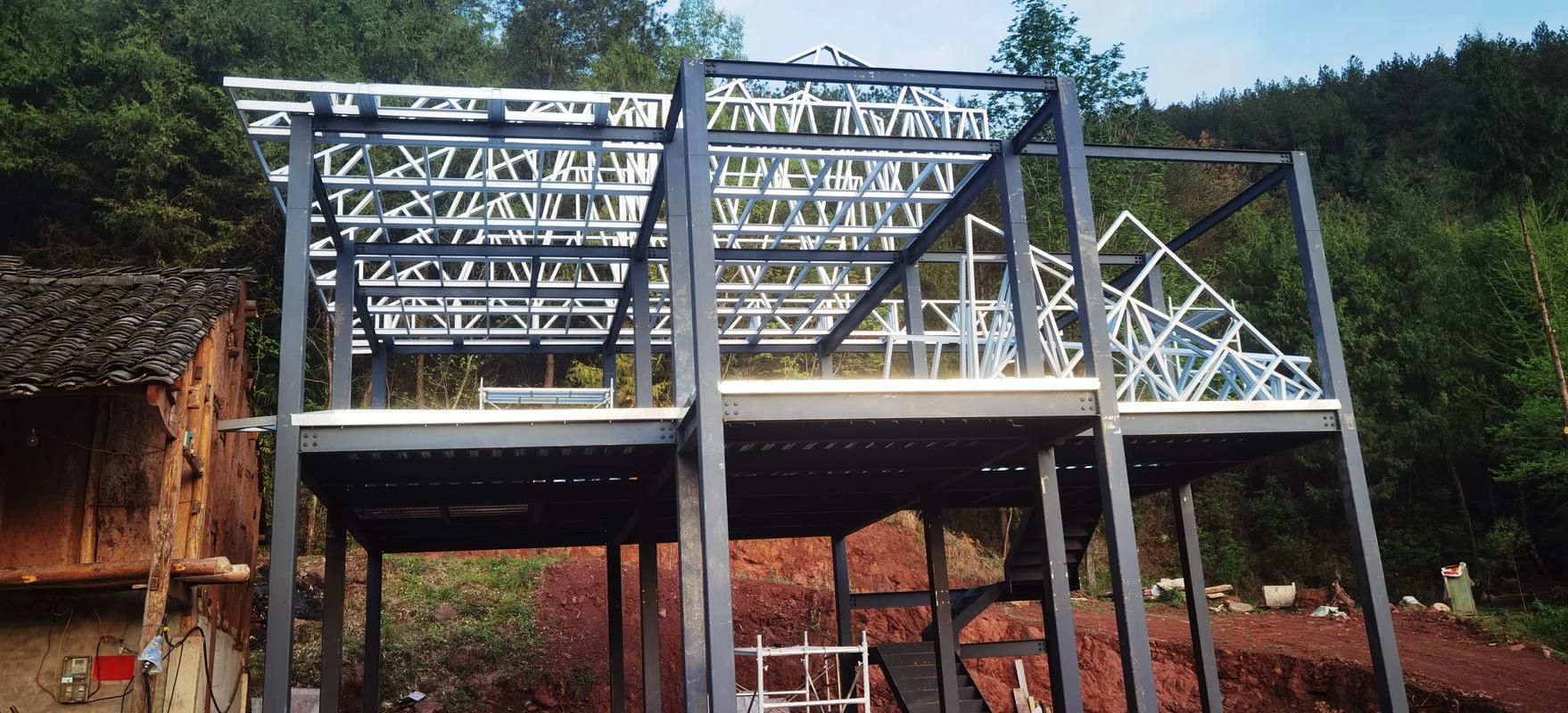 給我一些鋼架結(jié)構(gòu)房的圖片參考（鋼架結(jié)構(gòu)房在設(shè)計靈活性和空間利用率方面表現(xiàn)更優(yōu)） 行業(yè)新聞 第7張