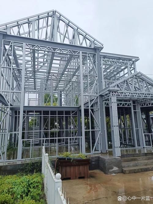 給我一些鋼架結(jié)構(gòu)房的圖片參考（鋼架結(jié)構(gòu)房在設(shè)計靈活性和空間利用率方面表現(xiàn)更優(yōu)） 行業(yè)新聞 第8張