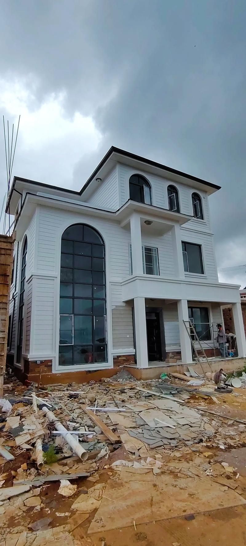 給我一些鋼架結(jié)構(gòu)房的圖片參考（鋼架結(jié)構(gòu)房在設(shè)計靈活性和空間利用率方面表現(xiàn)更優(yōu)） 行業(yè)新聞 第15張