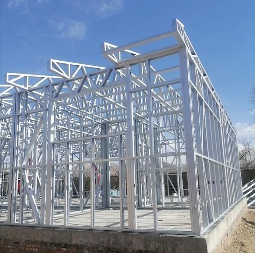 給我一些鋼架結(jié)構(gòu)房的圖片參考（鋼架結(jié)構(gòu)房在設(shè)計靈活性和空間利用率方面表現(xiàn)更優(yōu)） 行業(yè)新聞 第25張