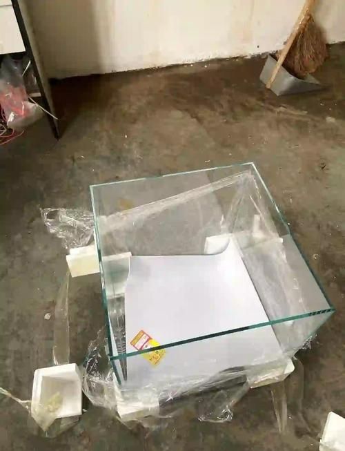 如何判斷龍魚缸是否超白玻璃?,如何辨別超白玻璃魚缸?